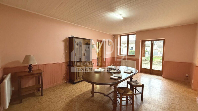 Ceyzeriat-Maison-avec-jardin-cour-et-garage-1