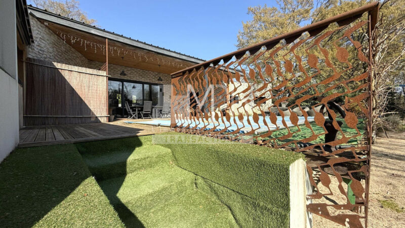 Villa-contemporaine-221-m²-avec-piscine-et-appartement-independant-1