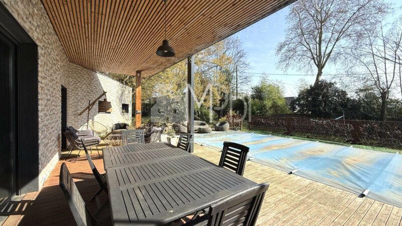 Villa-contemporaine-221-m²-avec-piscine-et-appartement-independant-2