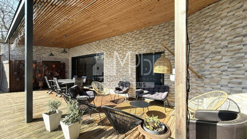 Villa-contemporaine-221-m²-avec-piscine-et-appartement-independant-3