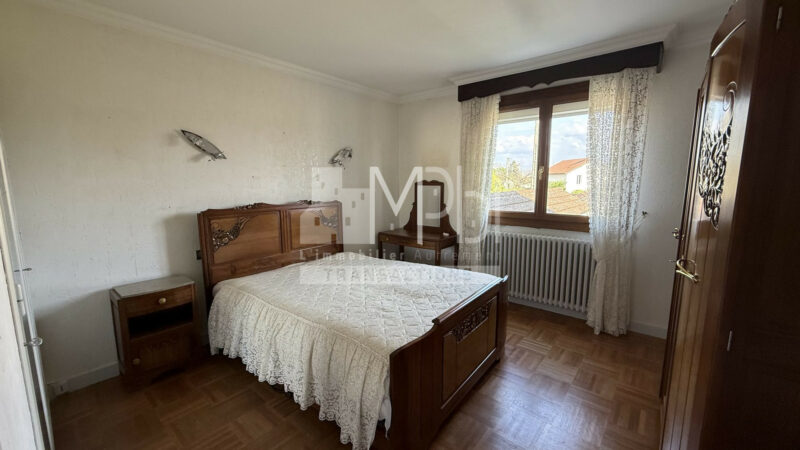 Maison-familiale-129-m²-avec-grand-terrain-et-double-garage-–-Peronnas-11