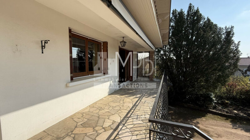 Maison-familiale-129-m²-avec-grand-terrain-et-double-garage-–-Peronnas-8