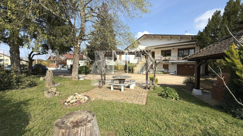 Maison-familiale-129-m²-avec-grand-terrain-et-double-garage-–-Peronnas