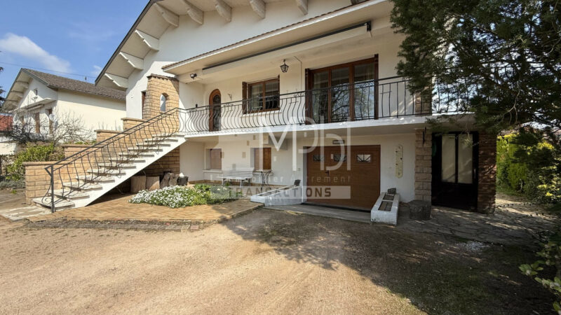 Maison-familiale-129-m²-avec-grand-terrain-et-double-garage-–-Peronnas