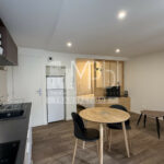 Studio-entierement-renove-vendu-meuble-avec-un-espace-chambre-2