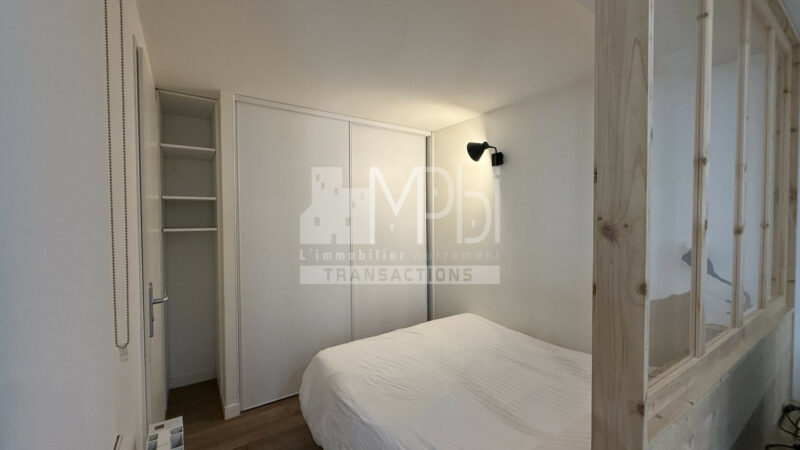 Studio-entierement-renove-vendu-meuble-avec-un-espace-chambre-5