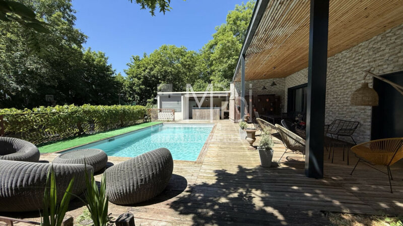 Villa-contemporaine-221-m²-avec-piscine-et-appartement-independant