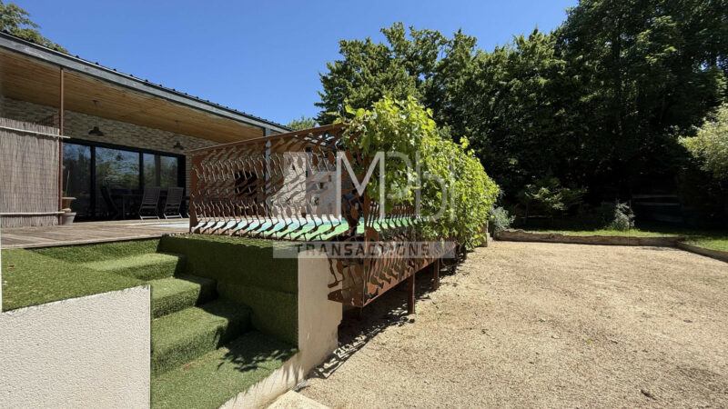 Villa-contemporaine-221-m²-avec-piscine-et-appartement-independant-2