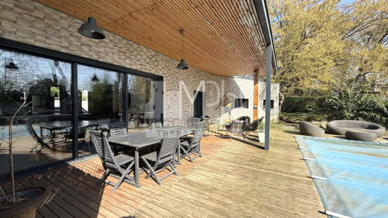 Villa-contemporaine-221-m²-avec-piscine-et-appartement-independant