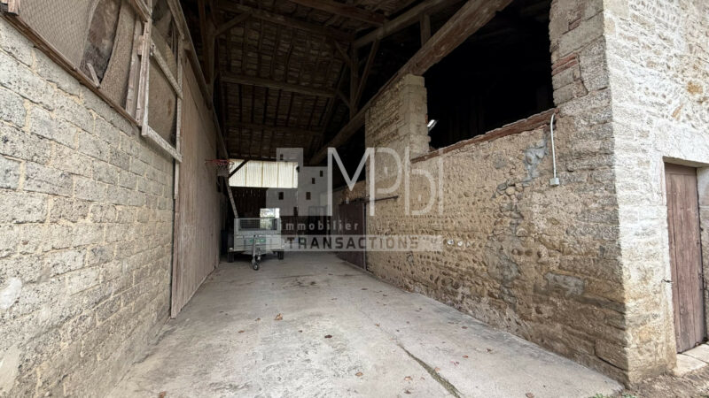 Ensemble-de-dependances-sur-une-parcelle-de-1094m2-constructible-3