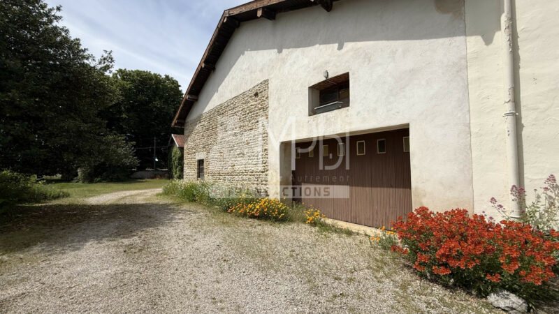 Ensemble-de-dependances-sur-une-parcelle-de-1094m2-constructible-5