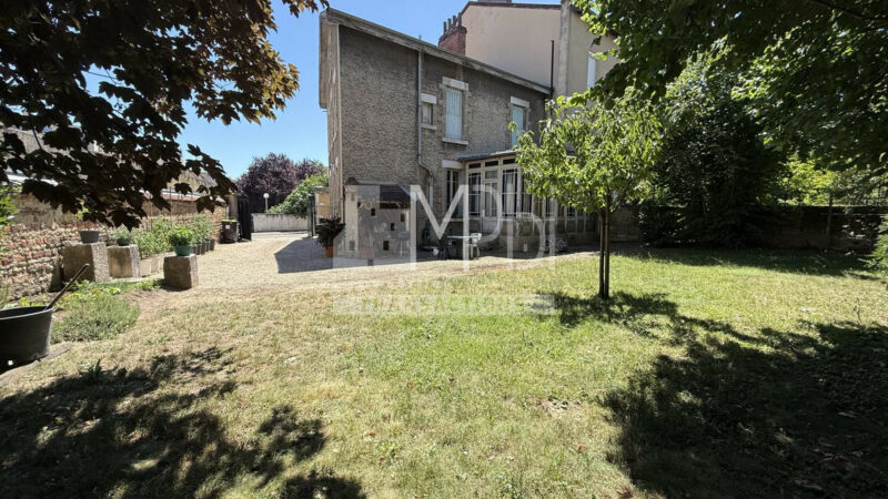 Quartier-gare-Maison-de-caractere-avec-jardin-a-renover-1