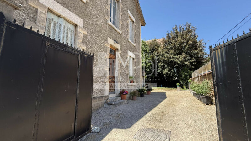 Quartier-gare-Maison-de-caractere-avec-jardin-a-renover