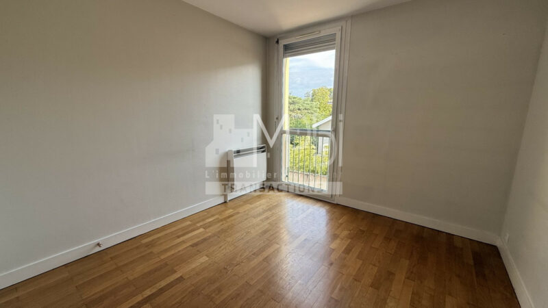 Appartement-T3-de-7365-m²-avec-balcon-et-loggia-5