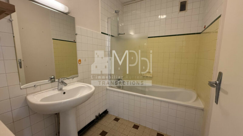 Appartement-T3-de-7365-m²-avec-balcon-et-loggia-9