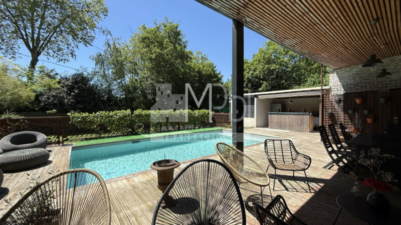 Villa-contemporaine-221-m²-avec-piscine-et-appartement-independant-2